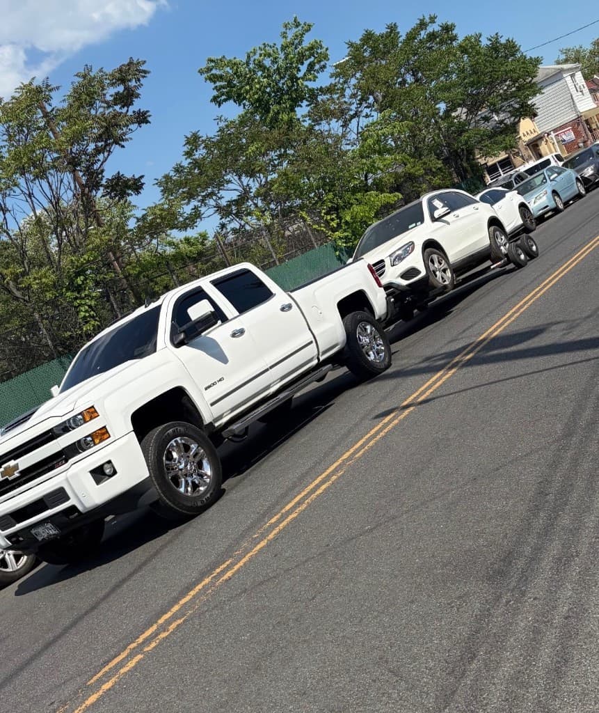 Flatbed transport: Silverado · Mercedes SUV